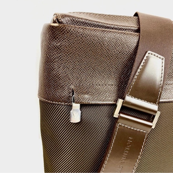 Authentic Men’s Louis Vuitton Taiga Satan (Large) - Picture 8 of 11